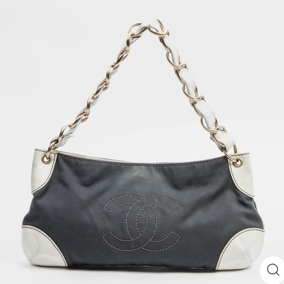 CHANEL Handbags - 💯% Authentic CHANEL Vintage CC Olsen Shoulder Bag